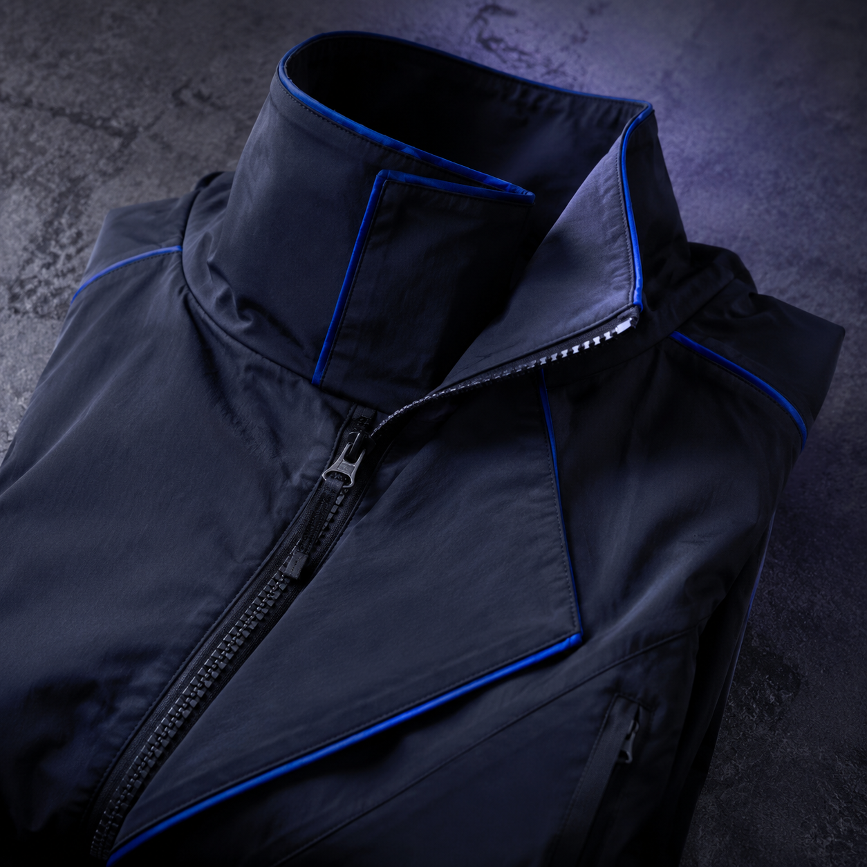 Detailaufnahme einer gefalteten Jacke mit Reflex-Piping